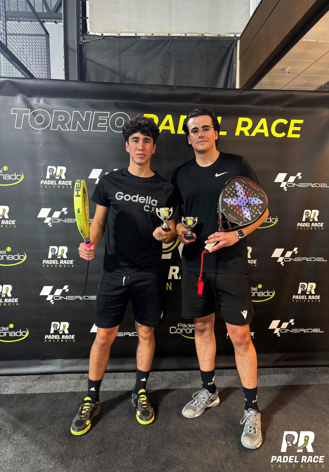 Nacho y Sergio, fundadores de Mucho Padel, con sus trofeos tras un torneo