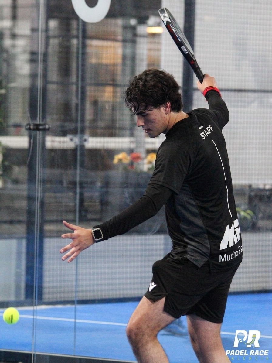 Nacho, fundador de Mucho Padel, jugando al pádel