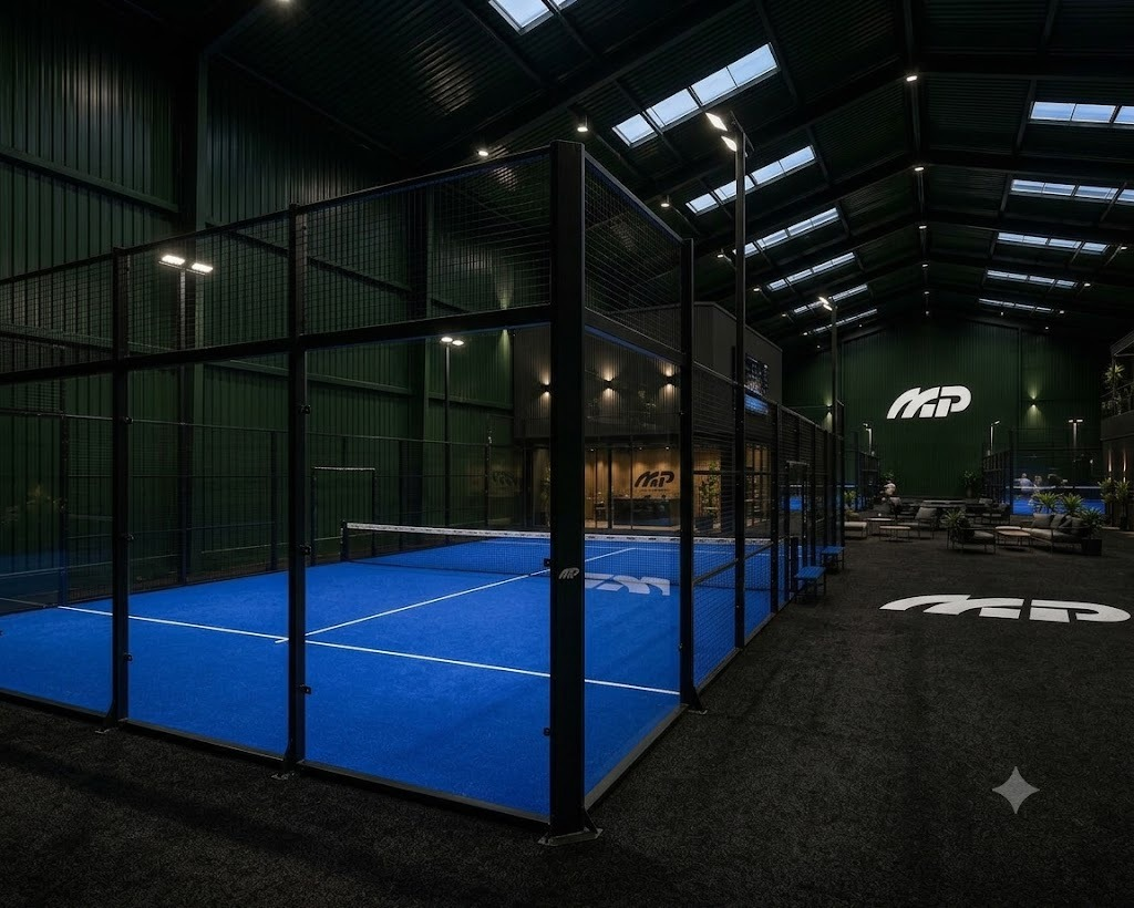 Pista de pádel indoor de Mucho Padel con zona social y bar al fondo